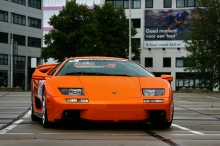 Яркий оранжевый Lamborghini Diablo после небольшого дождя